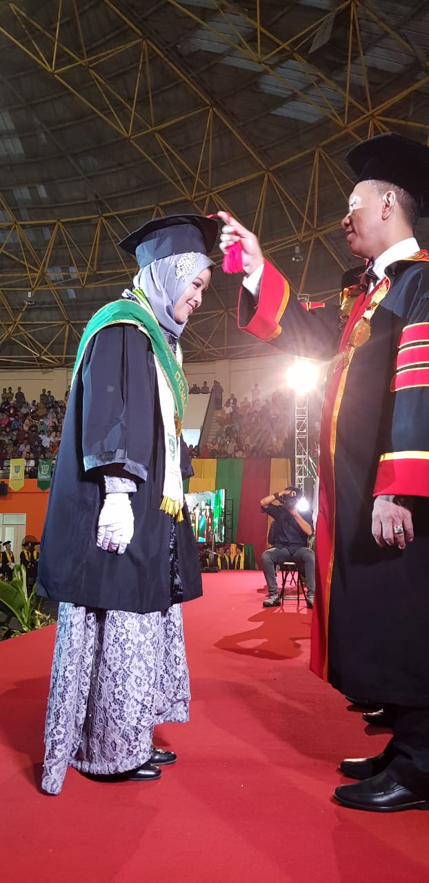 UIR Wisuda 1.707 Mahasiswa, Surgawi Pertiwi Raih IPK Tertinggi 3,93