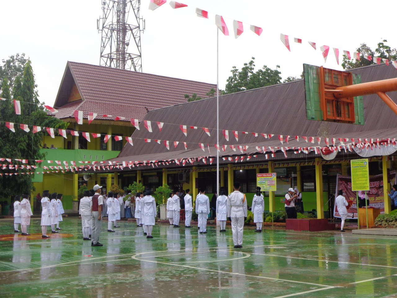 Diiringi Gerimis Hujan, Upacara HUT ke-73 RI di SMAN 7 Pekanbaru Tetap Khidmat