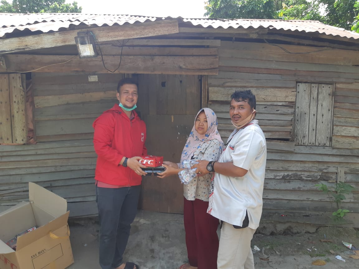 Tebar Solidaritas, Kader PSI Riau Berbagi Makanan