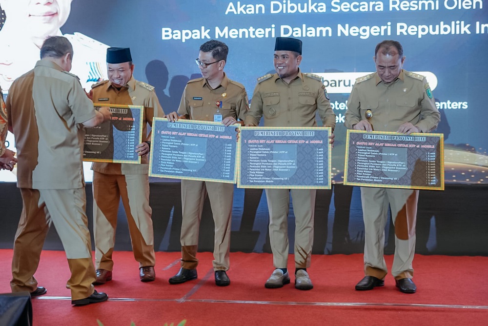 Bupati Zukri  terima Penghargaan terbaik I Pembangunan Daerah Provinsi Riau Tahun 2024