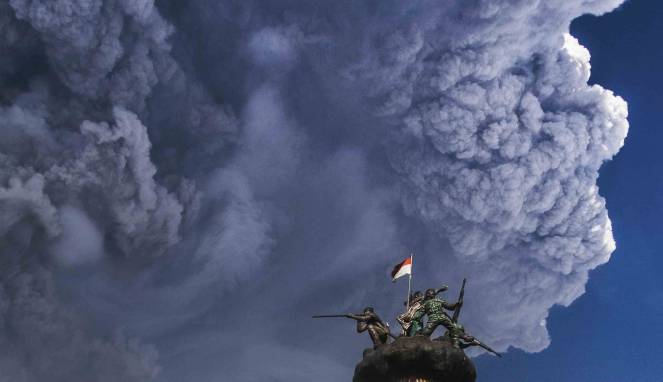 Semburan Abu Sinabung Sampai ke Aceh