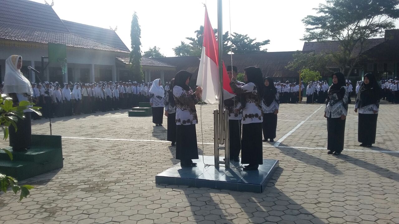 Peringati Hari Guru, Para Guru SMPN 11 Pekanbaru Bertugas Sebagai Pelaksana Upacara Bendera