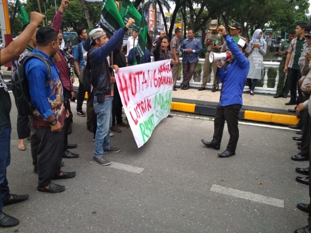 Mahasiswa Gelar Unjuk Rasa di Kantor DPRD Provinsi