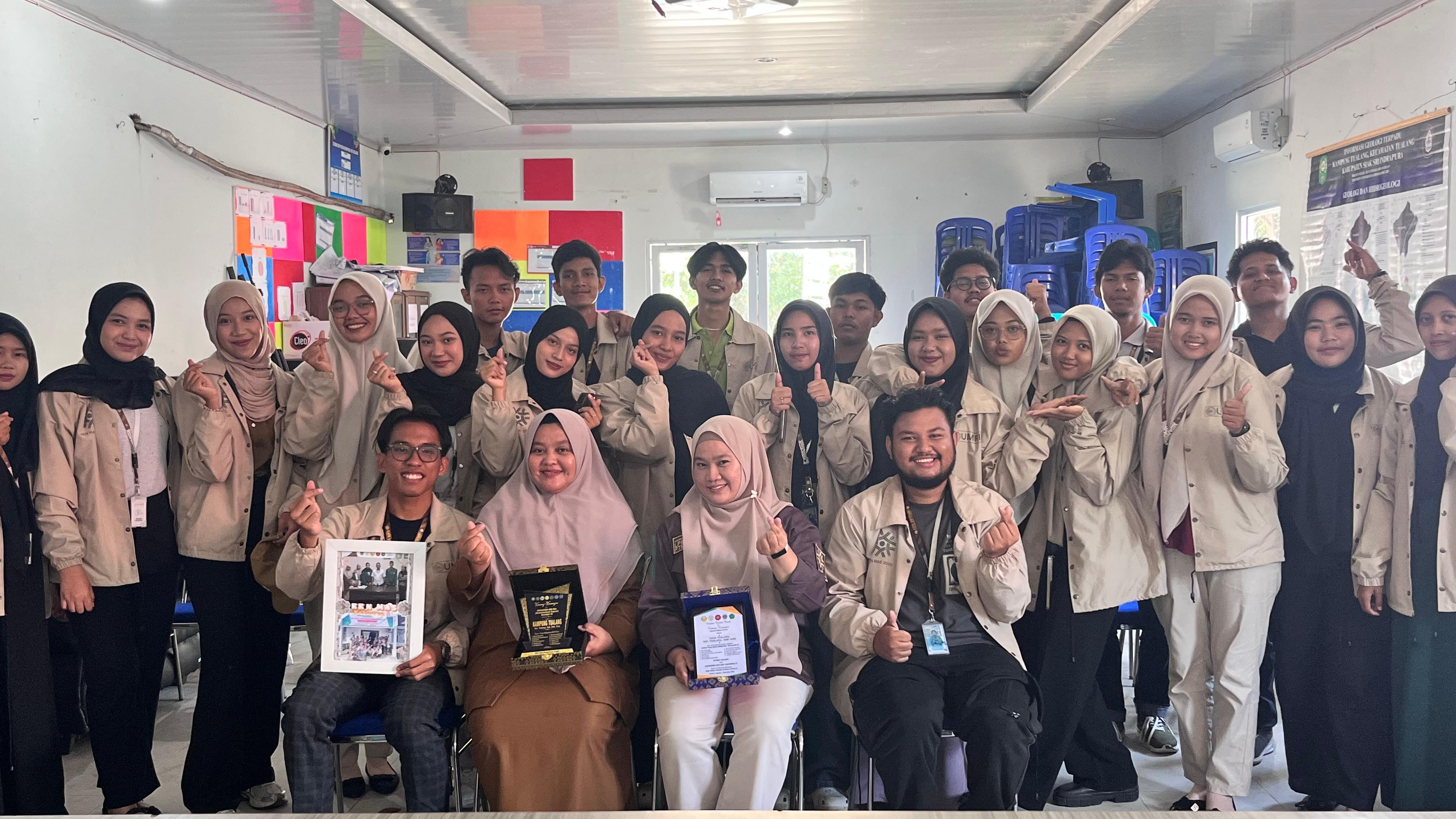 Usai 40 Hari Mengabdi, Mahasiswa KKN MAS 2025 Resmi Dilepas di Desa Tualang