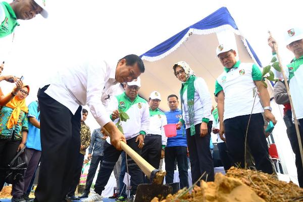 Wako Pekanbaru dan Ketum Apeksi Tanam Pohon Bersama di Tenayan