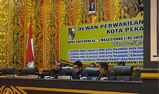 Anggota DPRD  Pekanbaru Sampaikan Keluhan Masyarakat Lewat Paripurna Penyampaian Laporan Hasil Reses