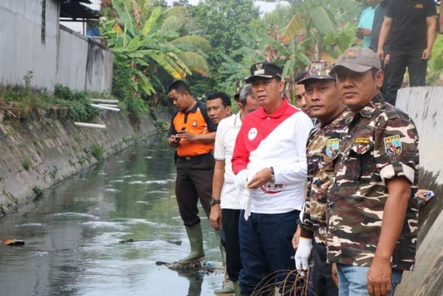 Bersihkan Sampah ke Dalam Aliran Parit, Walikota Firdaus: Mari Jaga Lingkungan