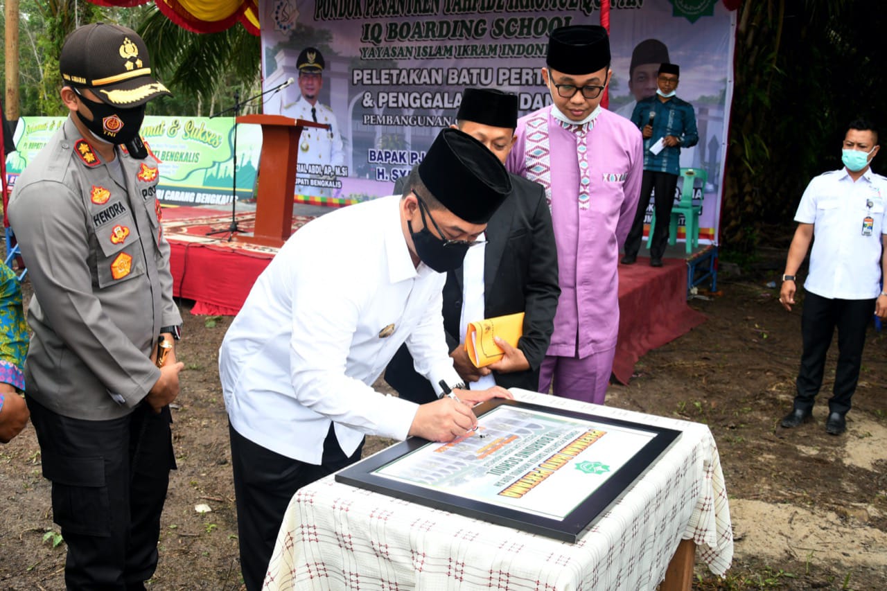 Pj Bupati Bengkalis Hadiri Peletakan Batu Pertama Pembangunan Pondok Pesantren Tahfidz Desa Pangkala