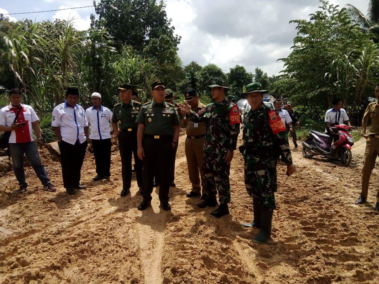 Kasahli Kasad TNI AD Mayjend Felix Didampingi Dandim Tinjau Proyek TMMD Kodim 0301/Pekanbaru