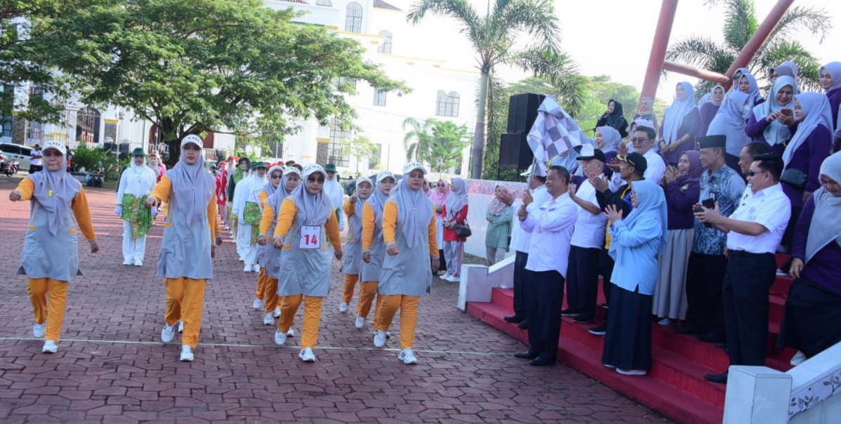 Wabub Kab.Bengkalis Bagus Santoso Lepas Gerak Jalan Beregu,Sempena HUT DWP dan HUT Ke-51 Korpri