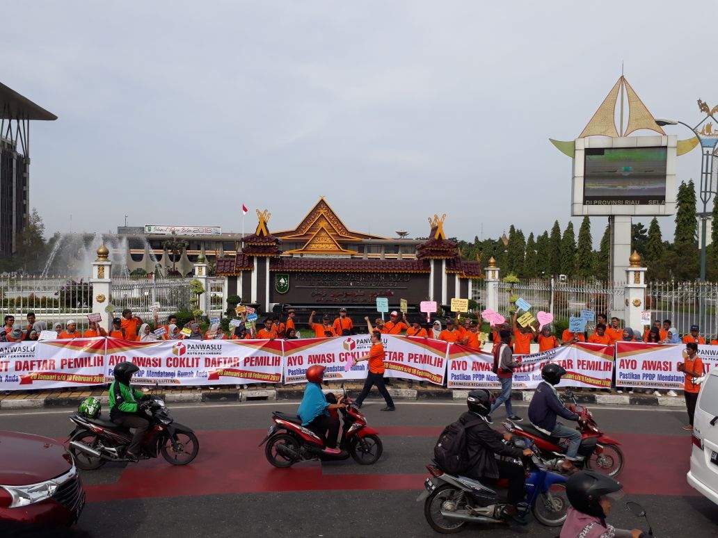 Sosialisasikan Coklit, Panwaslu Pekanbaru Turun ke Jalan