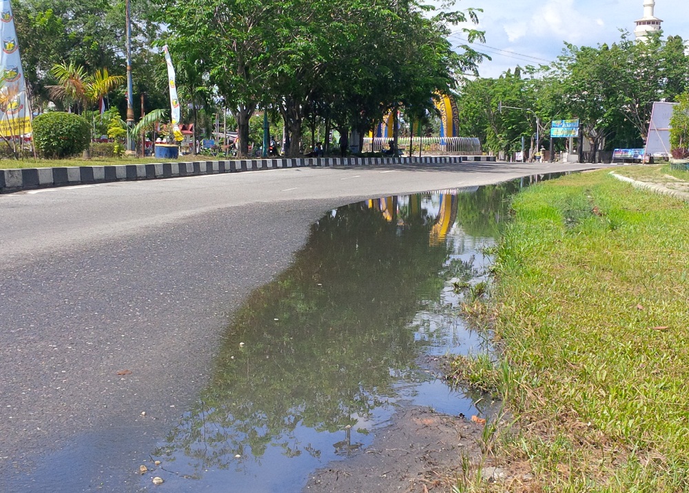 Drainase Tidak Ada, Air Masih Tergenang di Badan Jalan Dekat Bundaran Balai Bupati