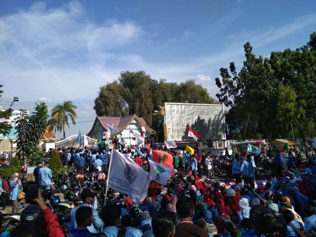 Unjukrasa di Depan DPRD Riau, Kapolres Pekanbaru dan Mahasiswa Terluka