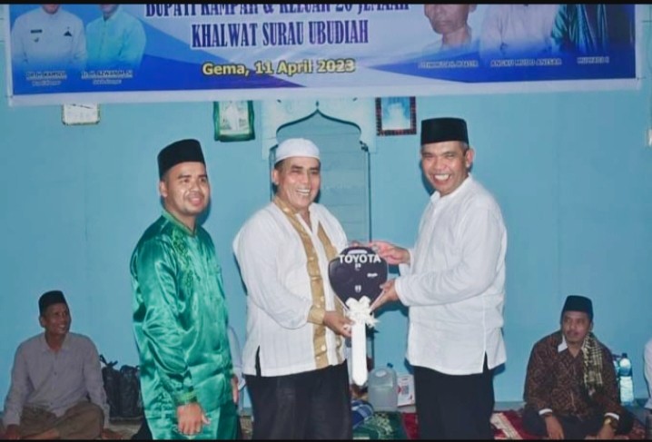 Pj Bupati Kampar Safari Ramadhan di Desa Gema, Serahkan Bantuan Ambulan