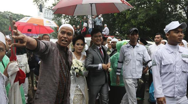 Menikah di Katedral Saat Aksi 112, Pengantin Ini Dipayungi FPI