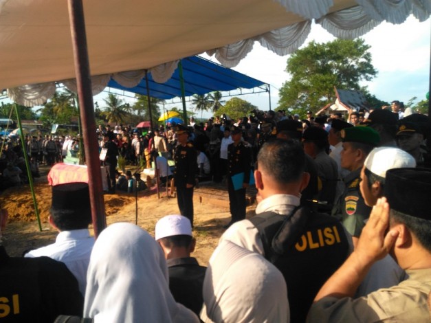 Wakapolri Hadiri Upacara Pemakaman Iptu Auzar di TPU Mayang Sari