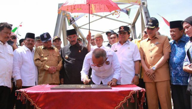 Gubri Resmikan Jembatan yang Menghubungkan Riau dengan Sumbar