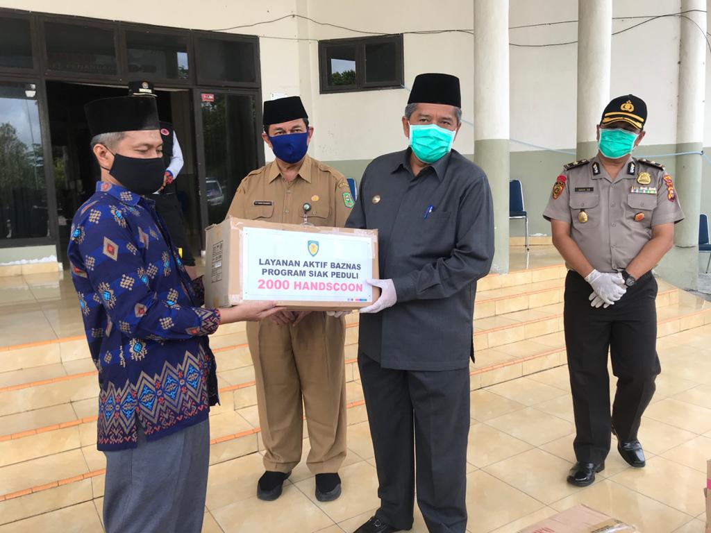 Baznas Kabupaten Siak Serahkan Bantuan APD Untuk Tenaga Medis