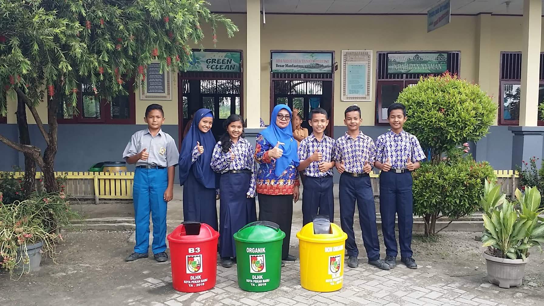 SMPN 33 Pekanbaru Dapat Bantuan Tempat Sampah Dari DLHK Kota