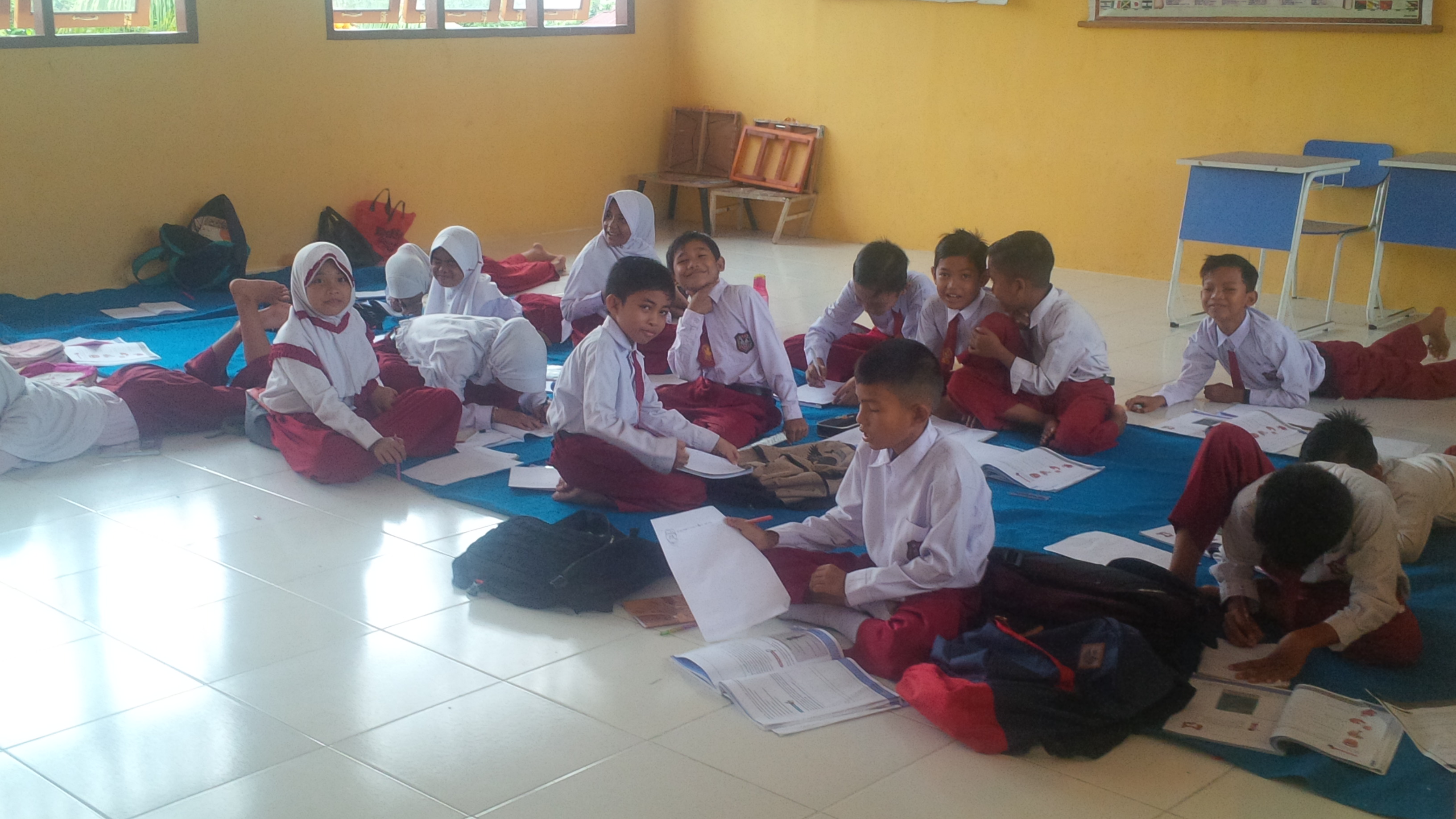 Siswa SDN 04 Bangkinang Belajar di Lantai