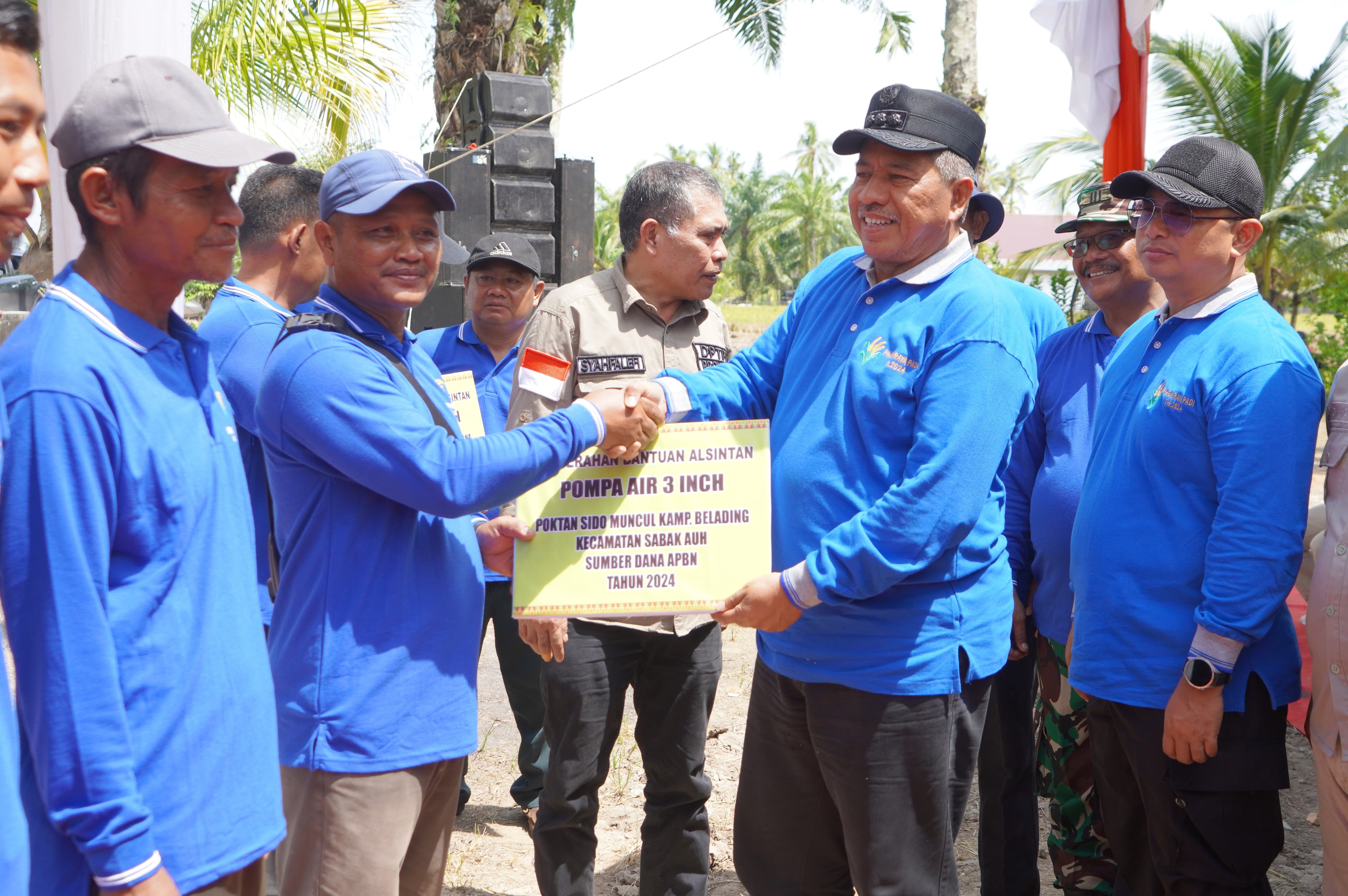 Panen Raya Padi di Kec Sabak Auh,Bupati Kab.Siak serahkan 16unit Mesin Pompa Air dan 1 Cultivator