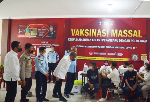 Sinergi dengan Polda Riau, Rutan Pekanbaru Gelar Vaksinasi Bagi WBP dan Petugas