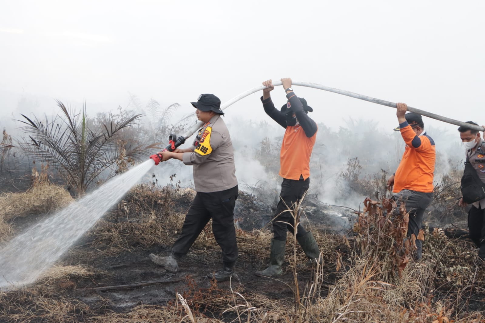 Pastikan Penanganan Karhutla berjalan Maksimal,Kapolres Siak Asep Sujarwadi terus pantau ke Lapangan