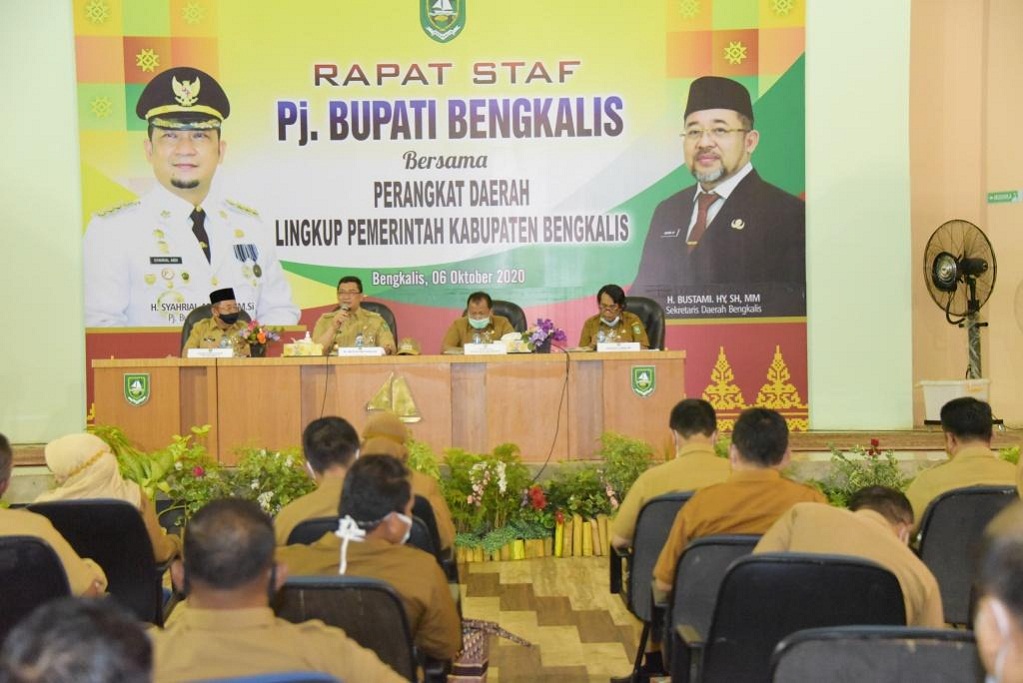 Pj Bupati Bengkalis Pimpin Rapat Staf di Gedung Daerah jalan Ahamad Yani Bengkalis