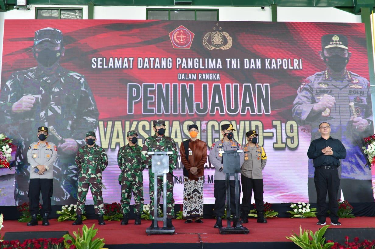 Persiapan Pengamanan Mudik Lebaran, Panglima dan Kapolri Tinjau Vaksinasi Ribuan Anggota