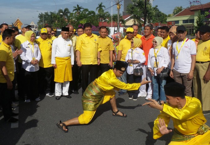 Hadiri Deklarasi AYO, Ketum Golkar Airlangga Hartarto Disambut dengan Atraksi Kebudayaan Melayu