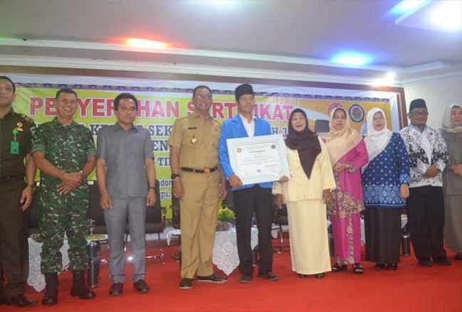 Bupati Rohil H Suyatno Serahkan Sertifikat Kepsek 3T dan Guru Pendamping Muda