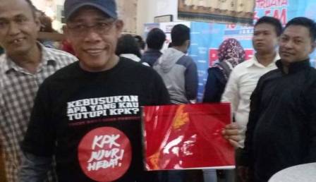 Ketika Legislator PDIP Pakai Kaus Meledek KPK